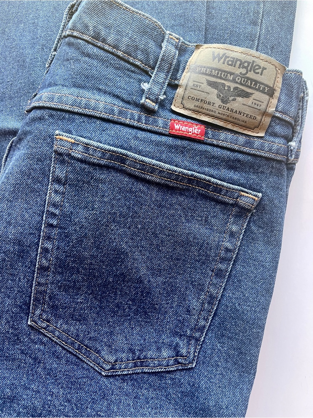 NWT Wrangler Five Star Premium Denim Relaxed Fit Flex Jeans 34x32 Medium Wash - Picture 5 of 8